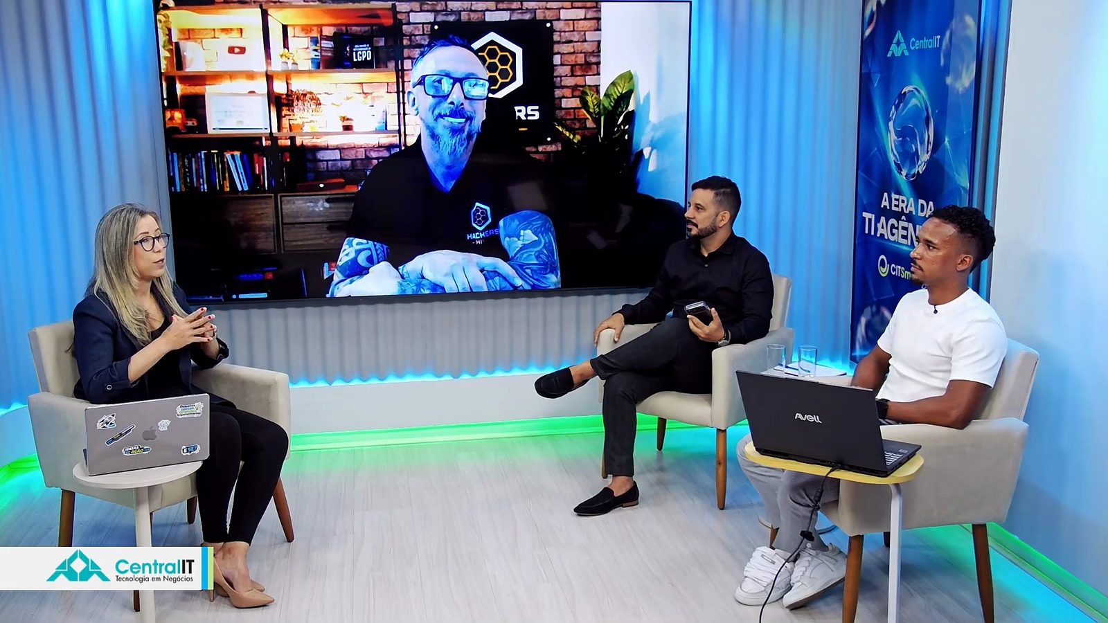 Paullyanna Gomes conduz as perguntas do público no estúdio, com Daniel Donda no telão e Gustavo Vilardi e Lucas Silva ao lado