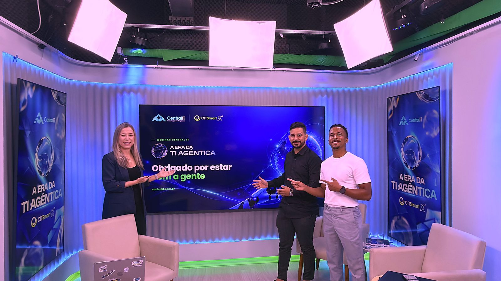 Paullyanna Gomes, Gustavo Vilardi e Lucas Silva no estúdio da Central IT, diante da tela de encerramento do webinar A Era da TI Agêntica